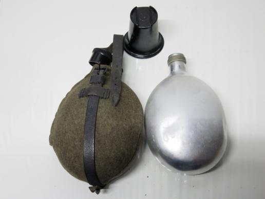 German Wehrmacht Feldflasche M31 Bakelite Cup Canteen SSL42 Matching Excellent Condition.