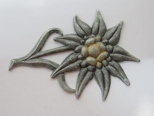 German Wehrmacht Edelweiss Insignia For Gebirgsjäger Mountain Troops Late War Variation. (2)