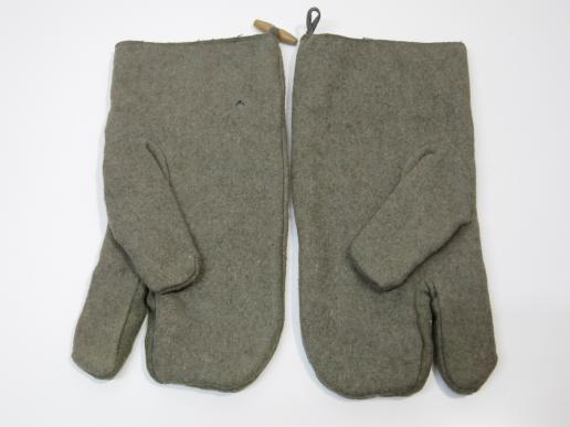 German Wehrmacht Artillery Mittens Matching Pair. (8)