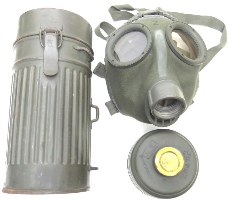 German Luftschutz AUER Gas Mask Set With Reused Reichswehr Can, Minty.