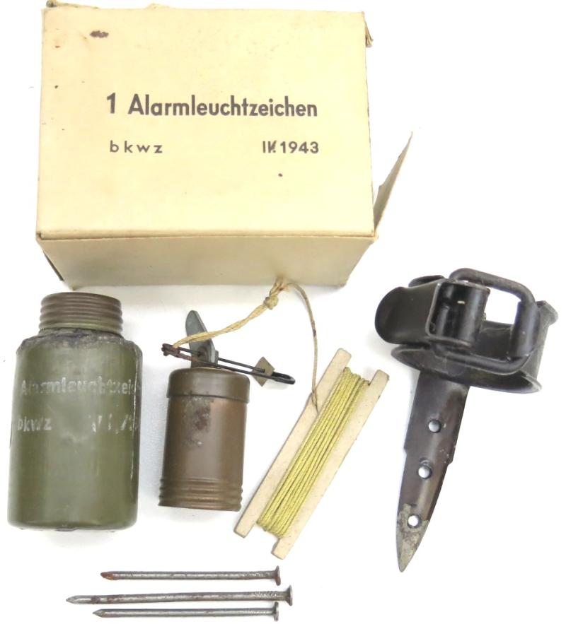 German Wehrmacht Alarmleuchtzeichen Complete Set With Box bkwz 1944, Very Hard To Find Item, Inert.