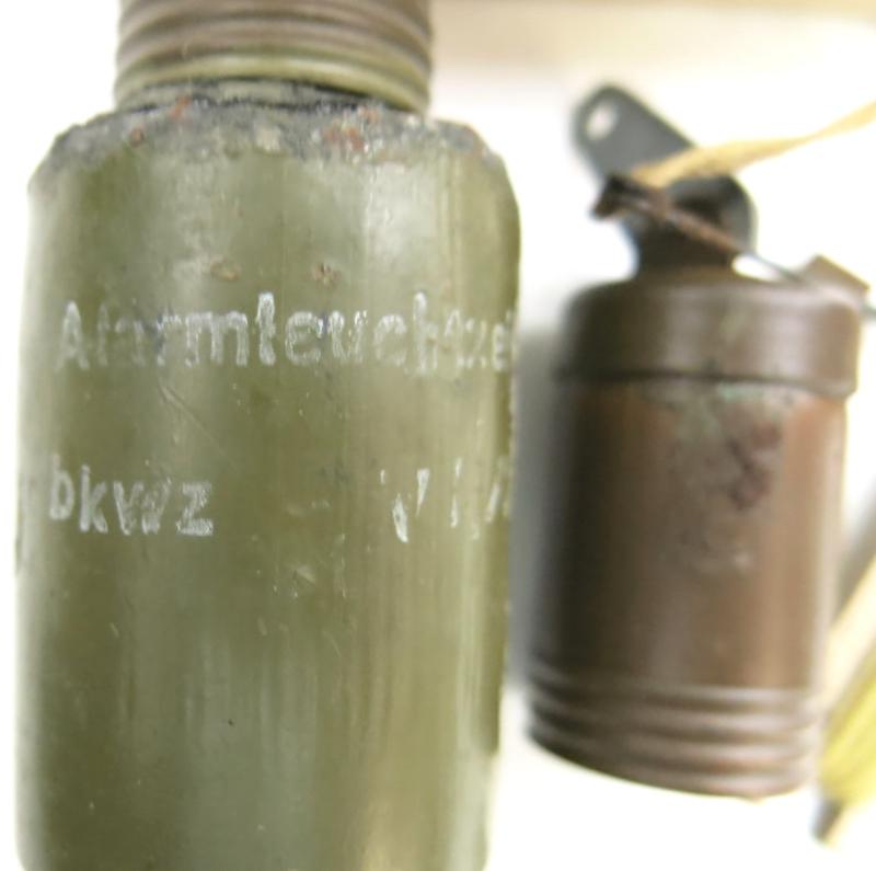 German Wehrmacht Alarmleuchtzeichen Complete Set With Box bkwz 1944, Very Hard To Find Item, Inert.