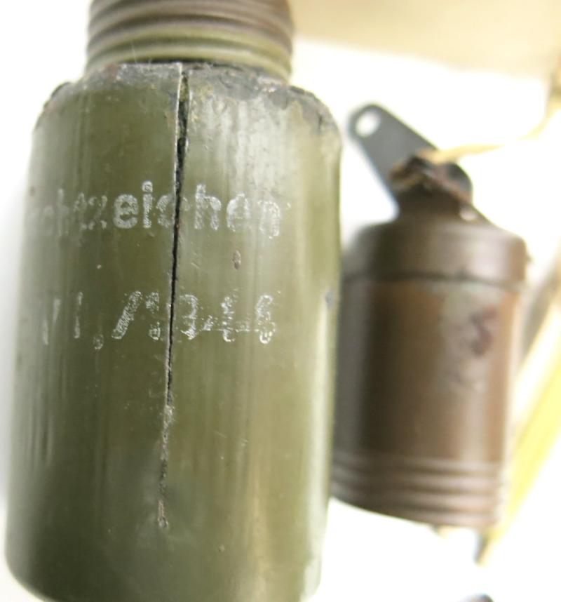 German Wehrmacht Alarmleuchtzeichen Complete Set With Box bkwz 1944, Very Hard To Find Item, Inert.