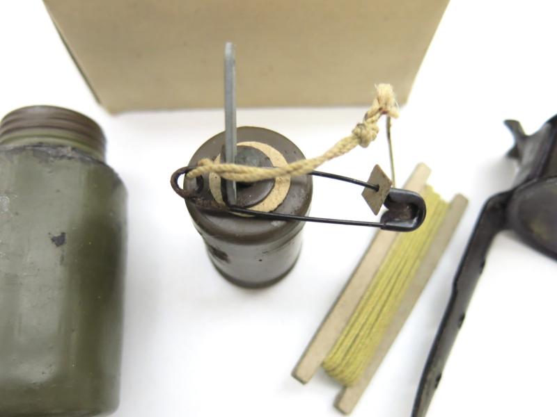 German Wehrmacht Alarmleuchtzeichen Complete Set With Box bkwz 1944, Very Hard To Find Item, Inert.