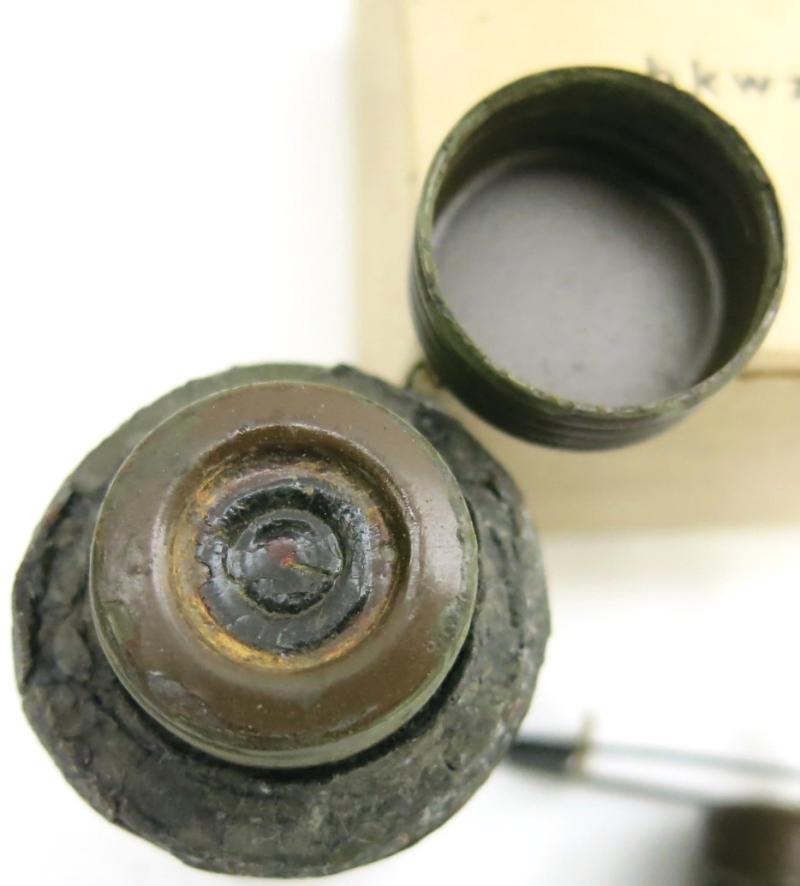 German Wehrmacht Alarmleuchtzeichen Complete Set With Box bkwz 1944, Very Hard To Find Item, Inert.