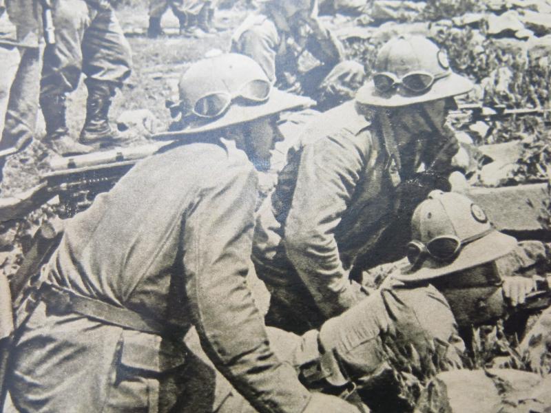 Italian WWII Pilot And German Wehrmacht Used Goggles Mint Untouched With Original Box And Spares, Rare.